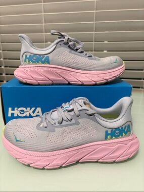 Hoka Women’s Arahi 7 Sneakers in gray/ Pink Twilight size 5.5B